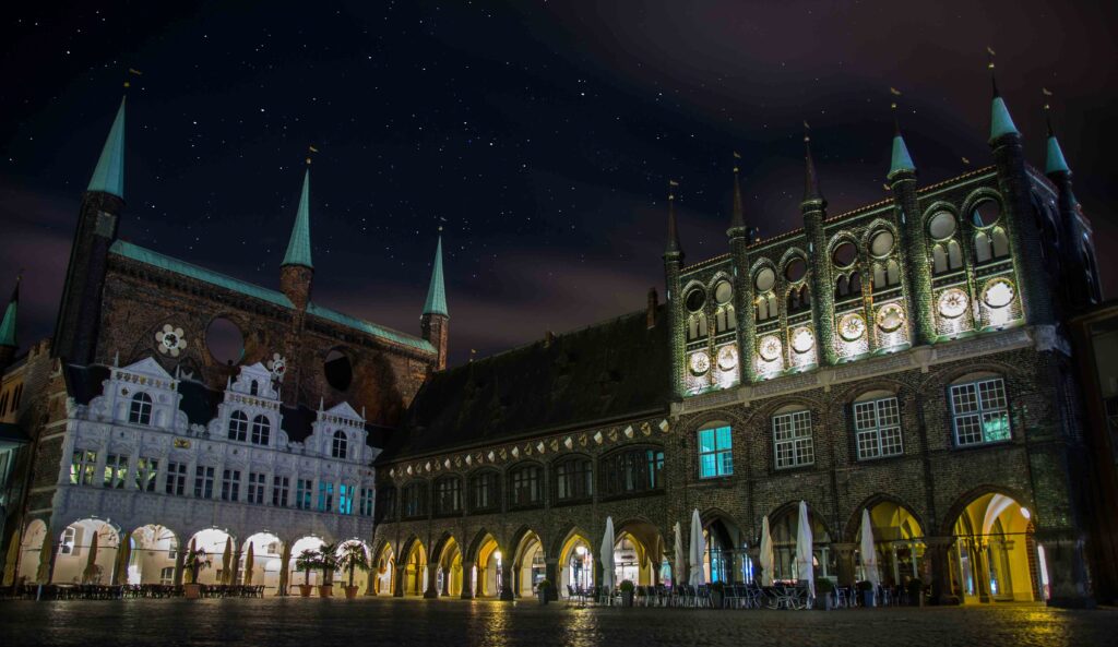 Luebeck Rathaus bei Nacht
